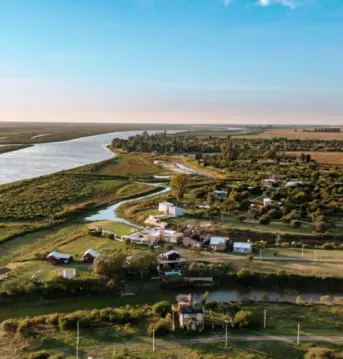 Vista aérea del Delta del Bucaré al atardecer junto al río