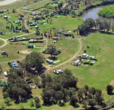 Vista aérea de Solares del Carcarañá junto al río y espacios verdes