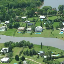 Vista aérea de Solares del Carcarañá con residencias frente al río
